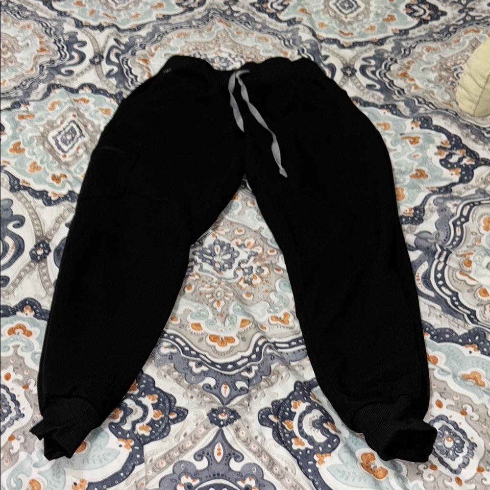 Black figs scrubs